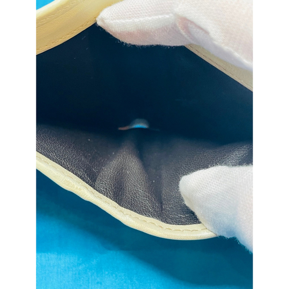 Gucci Vanilla Cream Leather Heart Logo Bi-Fold Wallet - Picture 8 of 15